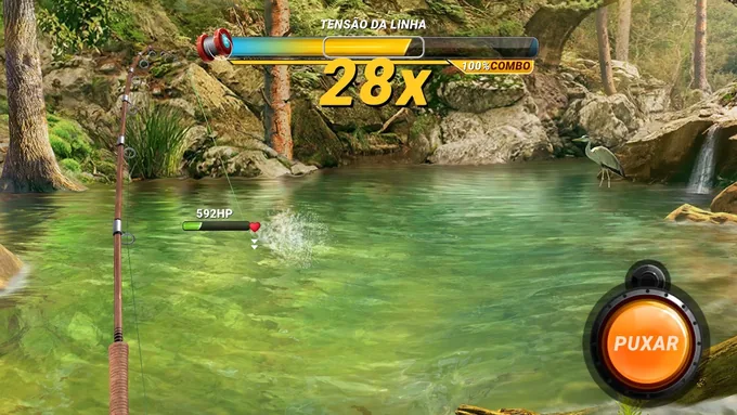 Luta no Fishing Clash com a barra Tensão da linha no topo, o contador 28x, 100% COMBO, o peixe com 592HP e o botão laranja PUXAR