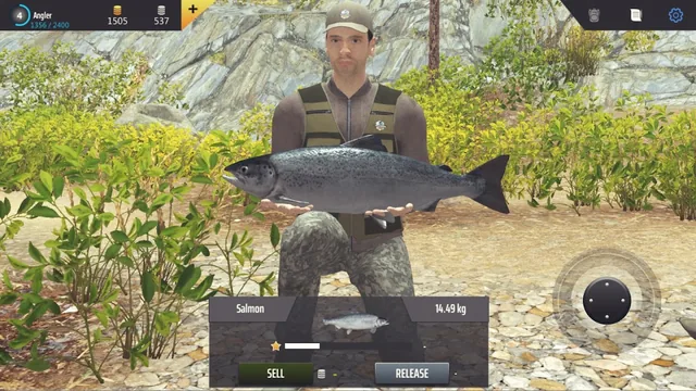 Salmão de 14.49 kg nas mãos do pescador sobre seixos de rio, com os botões SELL e RELEASE por baixo