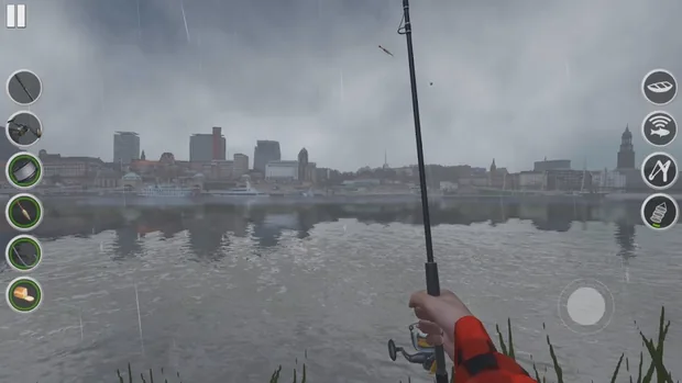Coluna de seis círculos à esquerda do ecrã do Ultimate Fishing Simulator: cana, carreto, bobina de fio, boia, anzol e fatias de pão, com chuva sobre a cidade