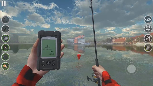 Mão a segurar um sonar portátil com 1.04 lb Silver Bream e 1.34 lb Roach no visor, boia vermelha na água e edifícios à beira do lago